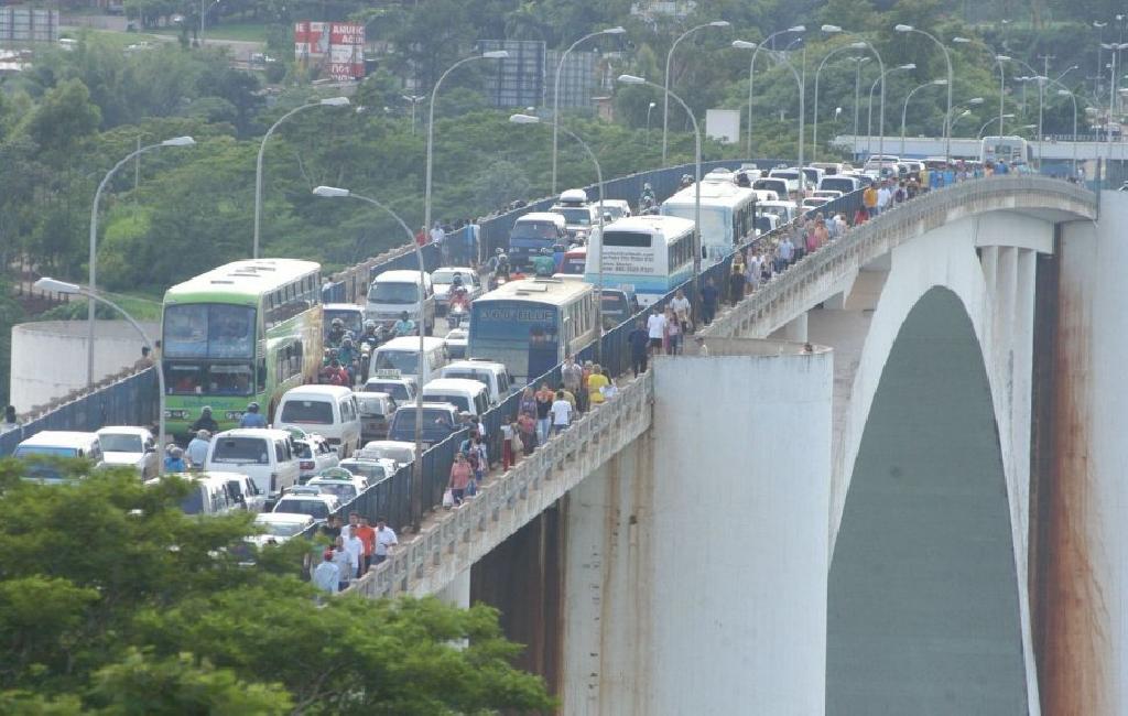 Paraguay.  Alrededor de 300 carros paraguayos cruzan por día a Foz de Yguazú para cargar combustible.
