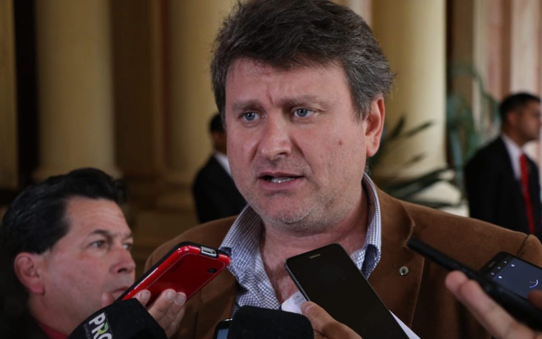 Paraguay.  Denis Lichi presentó su renuncia al cargo de presidente de Petropar