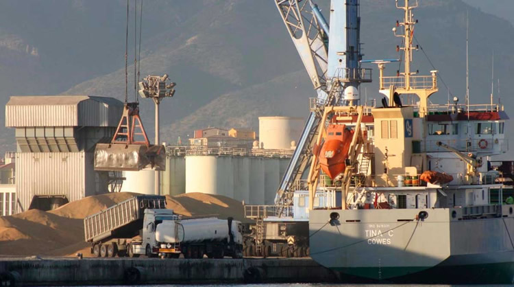 El suministro de gas oil marino en el puerto de Montevideo, se realiza a través de camiones que descargan directo al barco