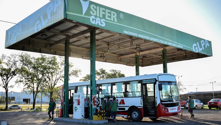 Argentina.  Otro combustible ingresa al mercado a competir por el abastecimiento de colectivos y camiones