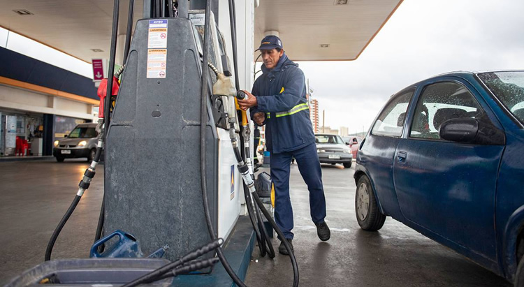 Uruguay.  El aumento del barril de petróleo podría impactar en el precio de los combustibles