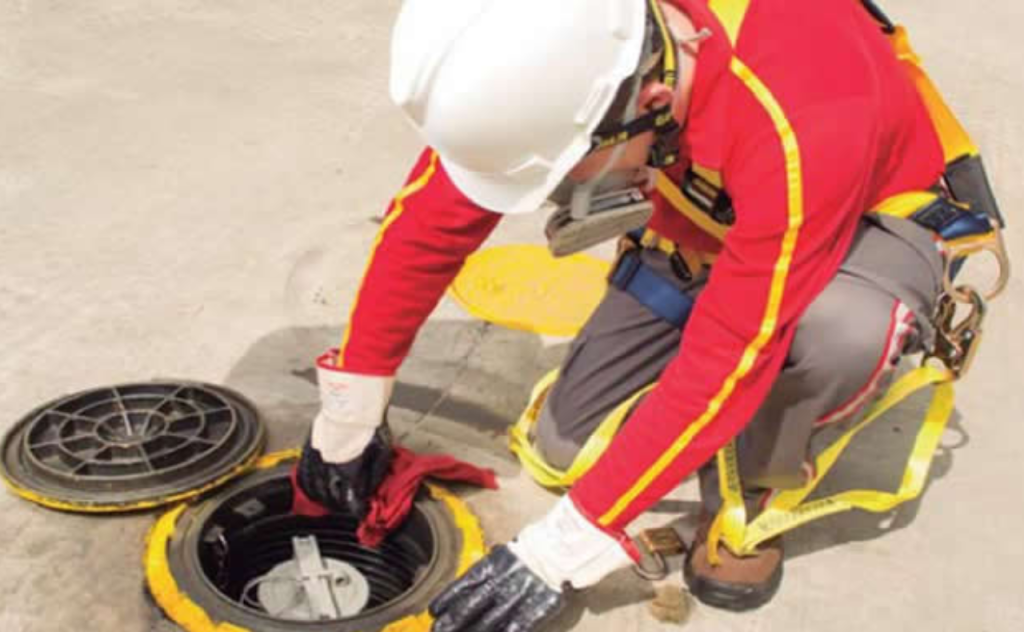 Trabajador de estación de servicio utilizando equipo de seguridad.