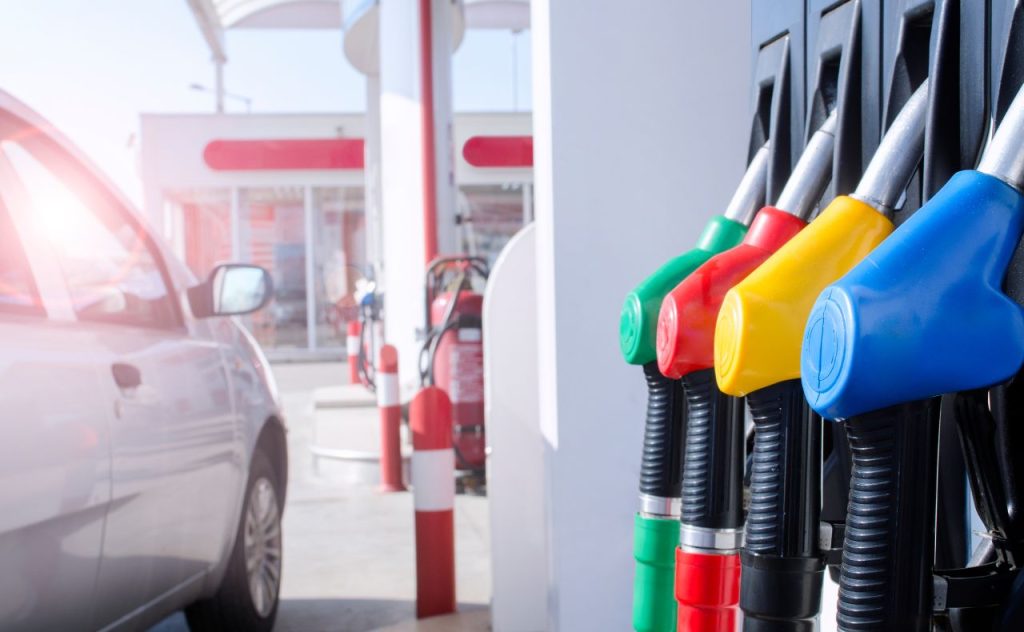 mostrando combustibles tradicionales y energías renovables.