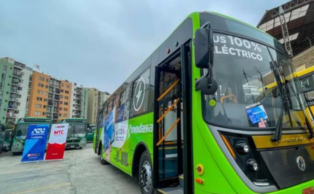 Imagen de un autobús eléctrico o híbrido circulando en una ciudad peruana con el logo del MTC