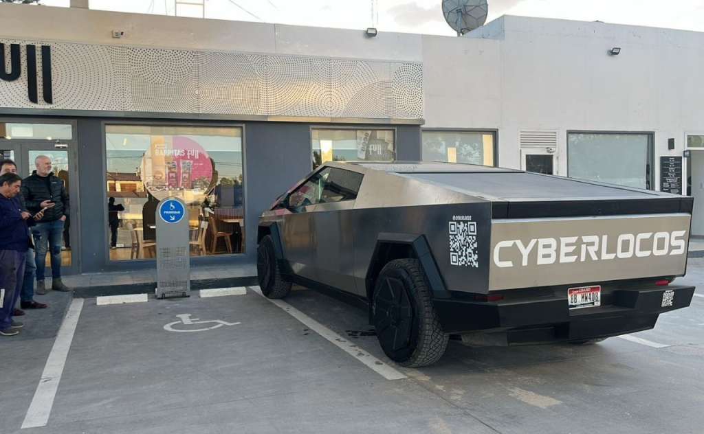 Dos "Cyberlocos" recorren Latinoamérica en un Tesla Cybertruck, demostrando la viabilidad de la electromovilidad en una épica aventura