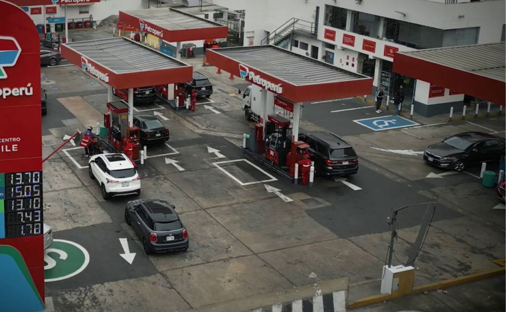 Puerto cerrados en Perú por oleajes: 108 terminales afectados impactan el transporte de combustibles. Petroperú garantiza abastecimiento
