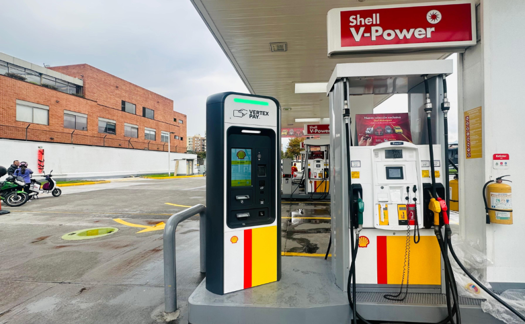 Un surtidor de combustible con una pantalla táctil de autoservicio o el logo de ALVIC