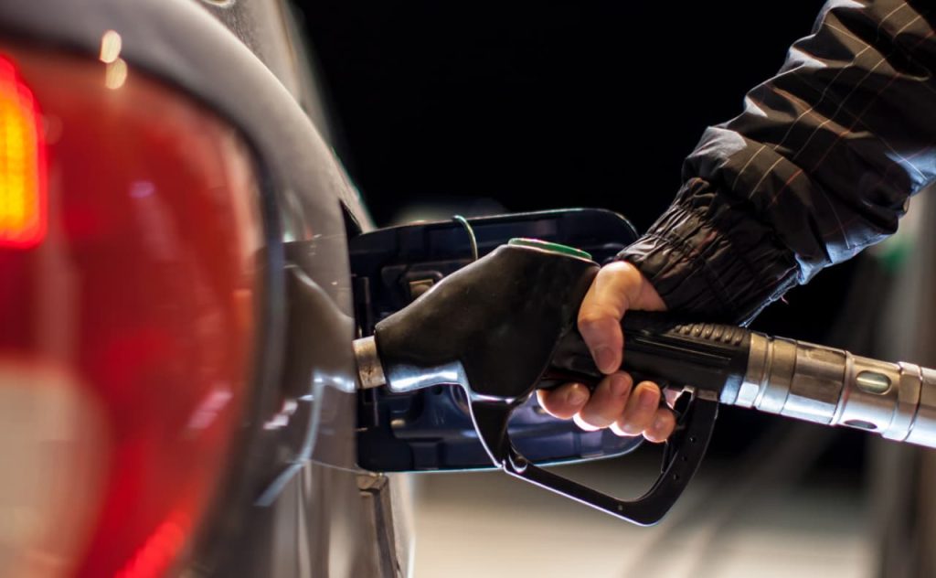 La regulación de combustibles en Colombia es estricta. Analizamos cómo la integración vertical afecta la competencia en el mercado minorista.