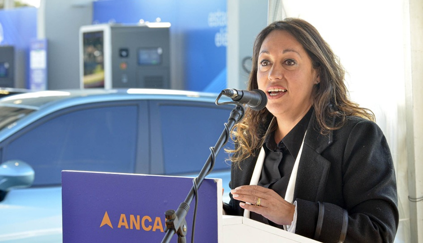 Uruguay.  La ministra de Energía Fernanda Cardona, planteó que las electrolineras  deben funcionar en Estaciones de Servicio