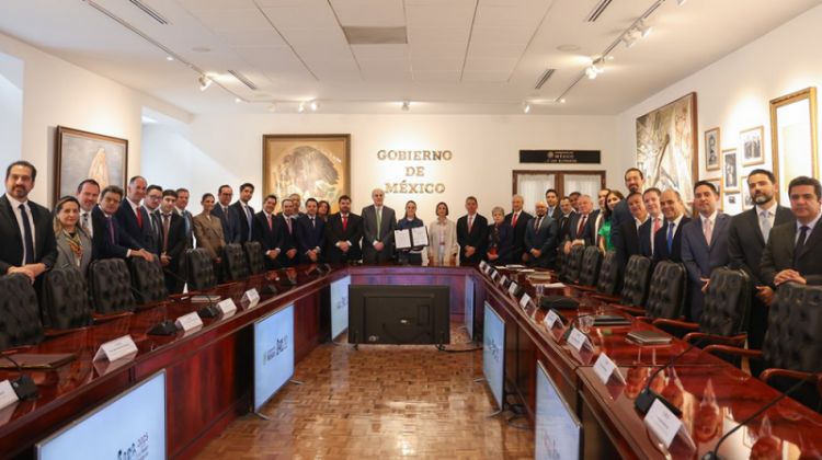México.  Especialistas analizan el alcance del pacto que mantiene el precio de la gasolina en 24 pesos por litro