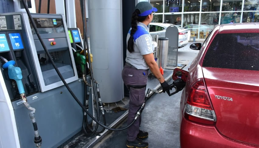 Argentina.  La nafta súper se igualó al valor internacional por primera vez desde enero