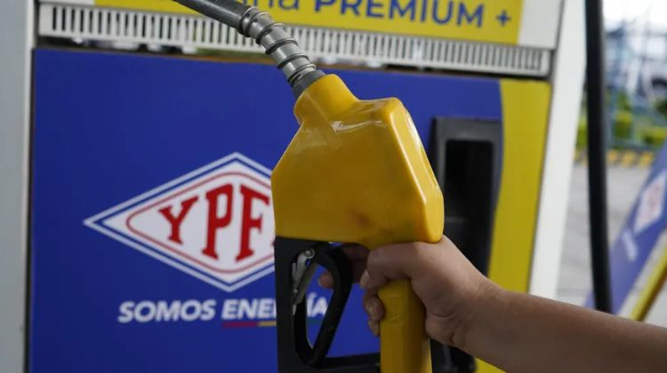 El presidente de Bolivia, Rodrigo Paz, anunció el fin de la subvención a los combustibles como parte de un paquete de reformas económicas orientadas a “sincerar” los precios de los hidrocarburos. En un mensaje televisado, el mandatario describió un escenario marcado por la escasez de divisas, la presión inflacionaria y el deterioro de las cuentas públicas, y defendió la decisión al señalar que los subsidios habrían sido utilizados durante años para encubrir prácticas de corrupción y contrabando. La medida quedó formalizada mediante un decreto que declara la emergencia económica, energética, financiera y social en el país. Según el Gobierno, el esquema de precios artificialmente bajos generó distorsiones que incentivaron el desvío ilegal de combustibles hacia países vecinos, donde el valor de venta era sensiblemente superior. Desde la entrada en vigencia del decreto, medios bolivianos informaron una reducción significativa del contrabando de carburantes hacia Perú, Argentina y Chile. La equiparación de precios habría quitado atractivo económico a estas maniobras, que durante años afectaron el abastecimiento interno y drenaron recursos del Estado. Consultado por Surtidores LATAM, el ingeniero César Gutiérrez, analista del sector energético y expresidente de Petroperú consideró que la decisión “desde el punto de vista de la conveniencia de las cuentas del Estado, es correcta”. A su entender, “debía pararse el contrabando de combustibles desde Perú, Argentina y Chile, que mantiene el abastecimiento, que es lo que ocurre actualmente”. No obstante, el especialista advirtió que no existe plena certeza sobre la efectividad de la medida en el mediano plazo. Uno de los principales desafíos, explicó, es el control operativo de YPFB, la empresa estatal de hidrocarburos. “El gobierno tiene que tener el control operativo de YPFB, cosa que no es fácil de conseguir; el poder de los mandos medios es complicado de relevar”, sostuvo. A este factor se suma la resistencia social que genera el aumento de precios. Para Gutiérrez, el impacto en el bolsillo de los consumidores puede convertirse en un elemento de desgaste político: “El cambio de precios es traumático y esa reacción ciudadana será capitalizada por la oposición”, alertó. El retiro de subsidios a los combustibles es una decisión que reordena las variables económicas, pero también reconfigura el clima social y político. En Bolivia, donde los precios de la energía han sido históricamente un tema sensible, el margen de error es reducido y la implementación será tan determinante como el anuncio. Así, mientras el Gobierno apuesta a mejorar la sostenibilidad fiscal y a cerrar el grifo del contrabando, el éxito de la reforma dependerá de la capacidad de gestión, el control efectivo del sector y la contención del impacto social. El presidente de Bolivia, Rodrigo Paz, anunció el fin de la subvención a los combustibles como parte de un paquete de reformas económicas orientadas a “sincerar” los precios de los hidrocarburos. En un mensaje televisado, el mandatario describió un escenario marcado por la escasez de divisas, la presión inflacionaria y el deterioro de las cuentas públicas, y defendió la decisión al señalar que los subsidios habrían sido utilizados durante años para encubrir prácticas de corrupción y contrabando. La medida quedó formalizada mediante un decreto que declara la emergencia económica, energética, financiera y social en el país. Según el Gobierno, el esquema de precios artificialmente bajos generó distorsiones que incentivaron el desvío ilegal de combustibles hacia países vecinos, donde el valor de venta era sensiblemente superior. Desde la entrada en vigencia del decreto, medios bolivianos informaron una reducción significativa del contrabando de carburantes hacia Perú, Argentina y Chile. La equiparación de precios habría quitado atractivo económico a estas maniobras, que durante años afectaron el abastecimiento interno y drenaron recursos del Estado. Consultado por Surtidores LATAM, el ingeniero César Gutiérrez, analista del sector energético y expresidente de Petroperú consideró que la decisión “desde el punto de vista de la conveniencia de las cuentas del Estado, es correcta”. A su entender, “debía pararse el contrabando de combustibles desde Perú, Argentina y Chile, que mantiene el abastecimiento, que es lo que ocurre actualmente”. No obstante, el especialista advirtió que no existe plena certeza sobre la efectividad de la medida en el mediano plazo. Uno de los principales desafíos, explicó, es el control operativo de YPFB, la empresa estatal de hidrocarburos. “El gobierno tiene que tener el control operativo de YPFB, cosa que no es fácil de conseguir; el poder de los mandos medios es complicado de relevar”, sostuvo. A este factor se suma la resistencia social que genera el aumento de precios. Para Gutiérrez, el impacto en el bolsillo de los consumidores puede convertirse en un elemento de desgaste político: “El cambio de precios es traumático y esa reacción ciudadana será capitalizada por la oposición”, alertó. El retiro de subsidios a los combustibles es una decisión que reordena las variables económicas, pero también reconfigura el clima social y político. En Bolivia, donde los precios de la energía han sido históricamente un tema sensible, el margen de error es reducido y la implementación será tan determinante como el anuncio. Así, mientras el Gobierno apuesta a mejorar la sostenibilidad fiscal y a cerrar el grifo del contrabando, el éxito de la reforma dependerá de la capacidad de gestión, el control efectivo del sector y la contención del impacto social.