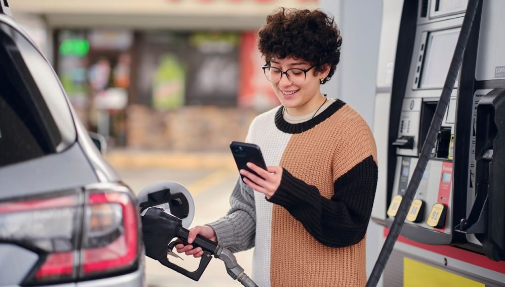 Uso del celular en estaciones de servicio