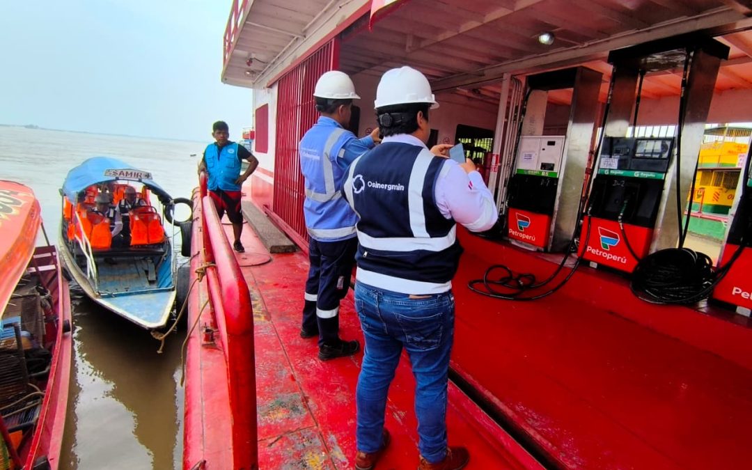 Perú.  OSINERGMIN supervisó grifos flotantes en el río Ucayali