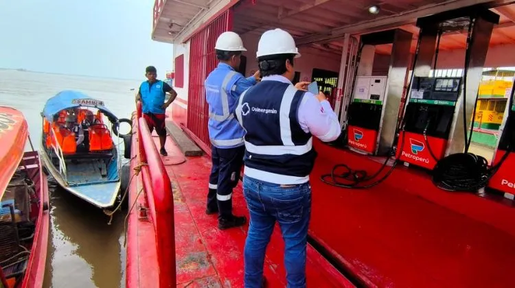 Perú.  OSINERGMIN supervisó grifos flotantes en el río Ucayali