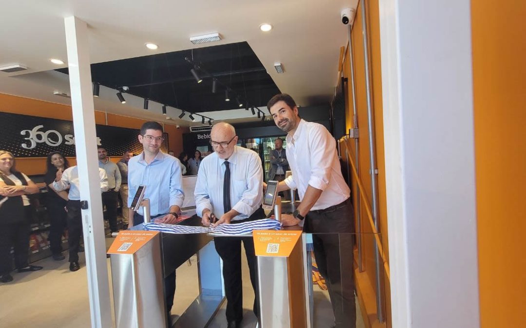 Uruguay.  Sin cajas ni personal, DUCSA inaugura en la estación ANCAP de Car One la primera tienda física autónoma del Uruguay