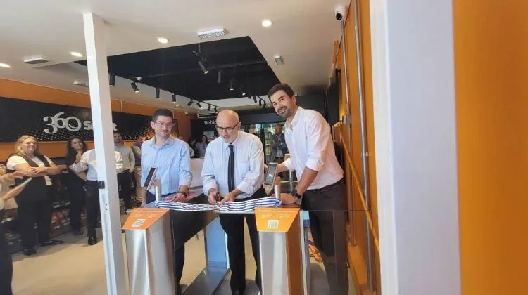 Uruguay.  Sin cajas ni personal, DUCSA inaugura en la estación ANCAP de Car One la primera tienda física autónoma del Uruguay