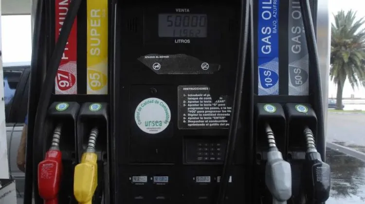 Uruguay.  ¿Hay espacio para evitar otra suba en los combustibles en mayo?