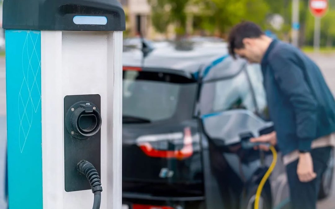 Uruguay.  La relación entre los autos eléctricos y los nafteros se acorta y acelera cambios en las Estaciones de Servicio