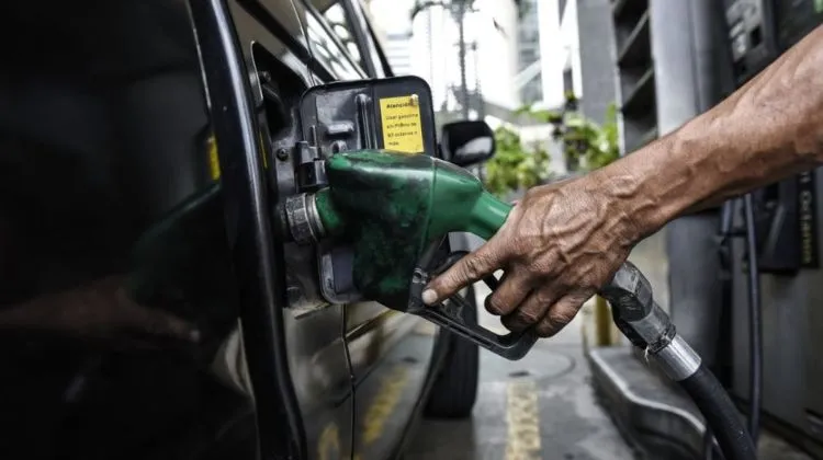 Uruguay.  El debate por la competitividad llega a los surtidores con foco en los costos y precios