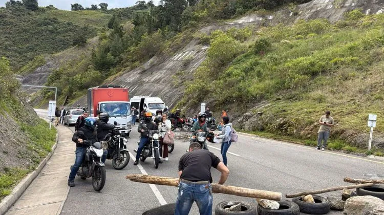 Colombia.  Los bloqueos en Santander golpean al sector de combustibles: las pérdidas superaron los $1.500 millones en una semana