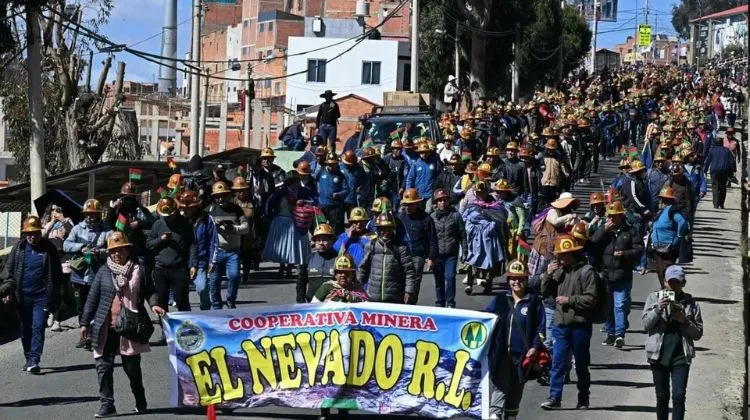 Latam.  Los bloqueos paralizan Bolivia ante el rechazo sindical al decreto de los combustibles