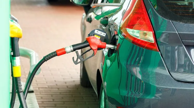CNE aprueba permisos de autoconsumo mientras frena nuevas estaciones de servicio