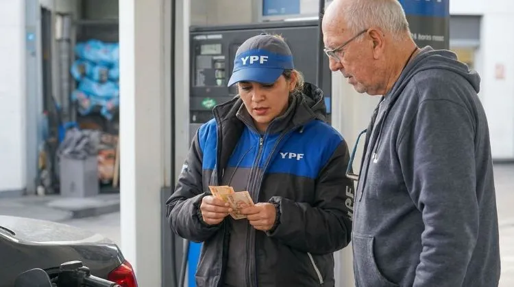 Argentina.  Con el petróleo en baja, YPF evalúa los próximos movimientos en los surtidores