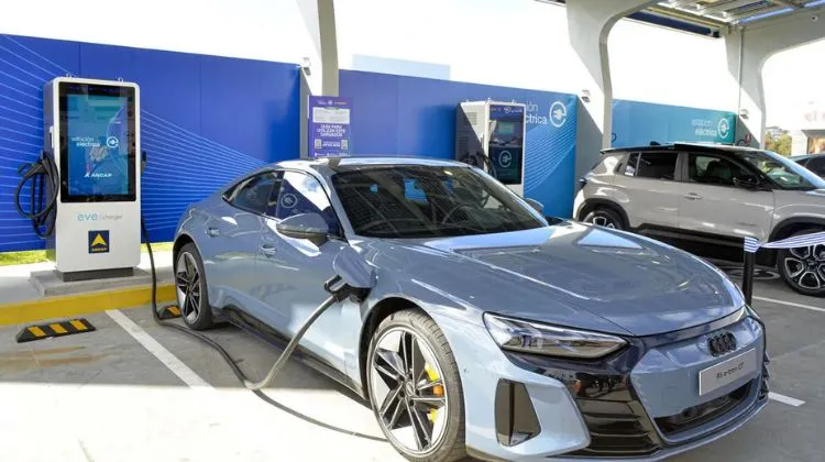 Uruguay.  Con más vehículos eléctricos en las calles ¿qué lugar ocupan las Estaciones de Servicio?