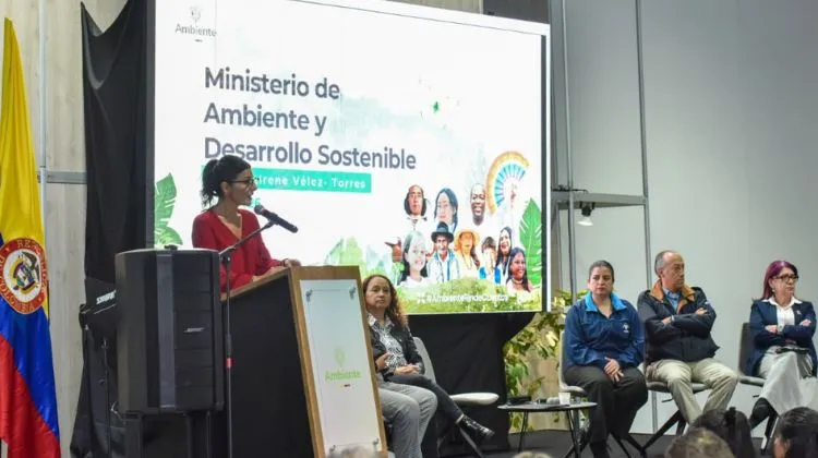 Colombia.  Colombia quiere acelerar el fin de la dependencia de los combustibles fósiles