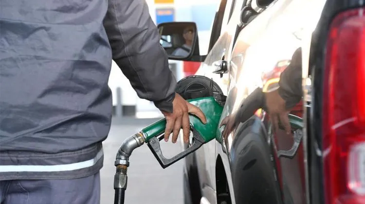 La venta de combustibles al publico en Argentina cae en junio y acumula cinco meses de retroceso