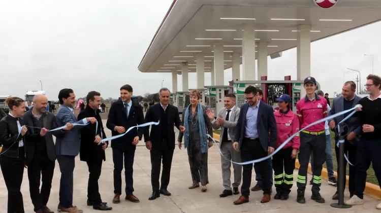 Argentina.  AXION energy inauguró una mega estación sobre la Ruta Nacional 19 y anticipó un innovador parador para camioneros