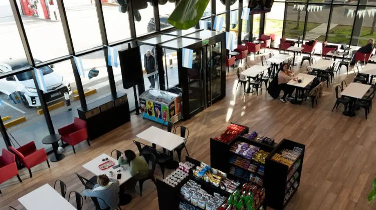 Argentina.  Las mesas le ganan terreno a las góndolas: el cambio que está transformando la rentabilidad de las tiendas