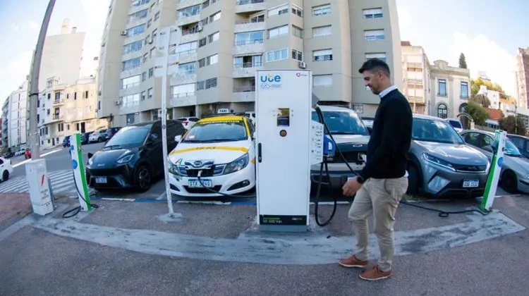 La movilidad electrica pone a prueba la disponibilidad de los cargadores en las rutas