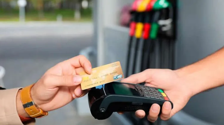 Estaciones de Servicio amenazan con dejar de aceptar tarjetas por el peso de las comisiones bancarias