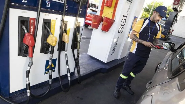 Mas del 70 por ciento de la rentabilidad de las estaciones todavia depende de los combustibles