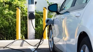 Peru registra 1424 vehiculos electrificados en julio y la infraestructura de carga sigue sin crecer