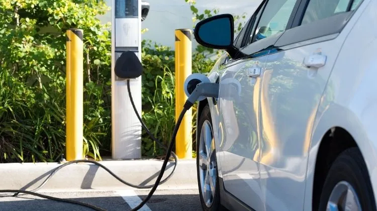 Peru registra 1424 vehiculos electrificados en julio y la infraestructura de carga sigue sin crecer