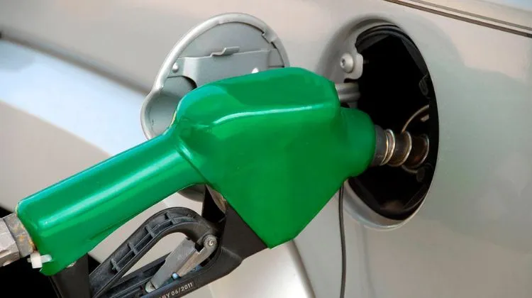 Se acaba el freno a la gasolina El diesel agota su margen fiscal y deja a Hacienda sin blindaje