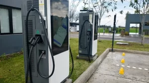 Como instalar cargadores para autos electricos en estaciones de servicio de Peru