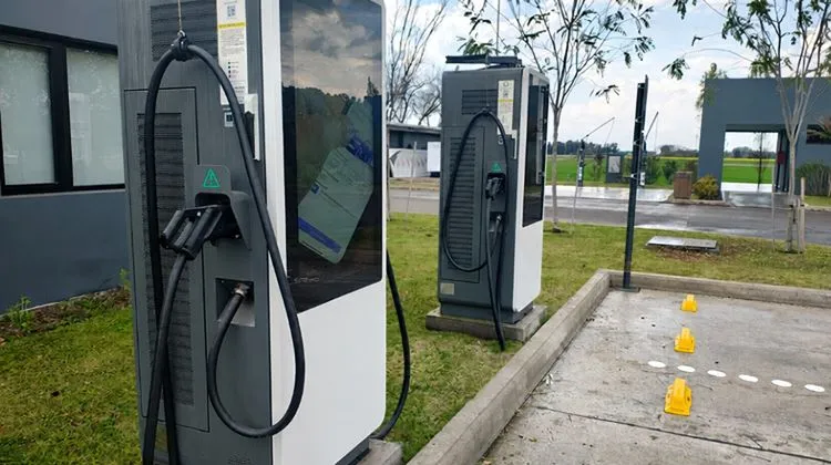 Como instalar cargadores para autos electricos en estaciones de servicio de Peru