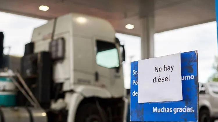 Estaciones blancas denuncian que reciben menos gasoil y a precios mas altos