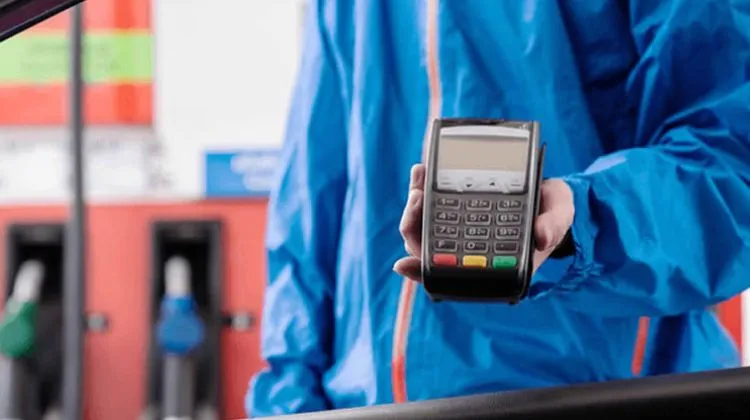 Gasolineros ponen condiciones para dejar atras el efectivo