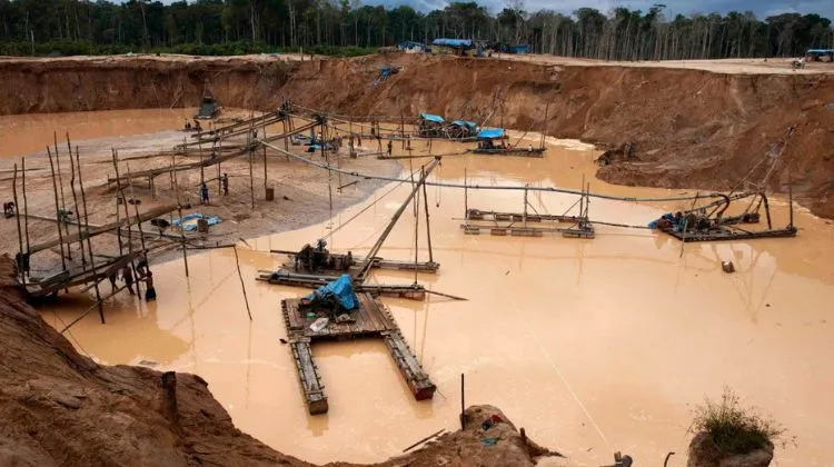 MinerIa ilegal y combustible la ruta que el Peru busca controlar