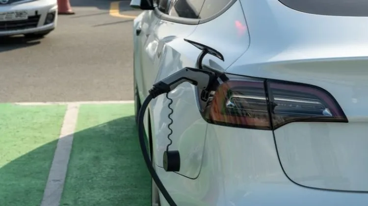 Peru los vehiculos electrificados superaron las 13000 unidades en nueve meses y crece el desafio para las Estaciones de Servicio