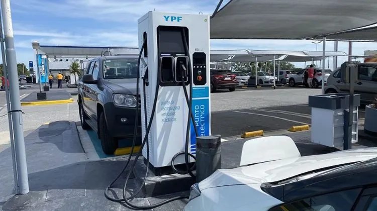 Tras el anuncio de YPF y Tesla que deben evaluar las estaciones antes de instalar cargadores